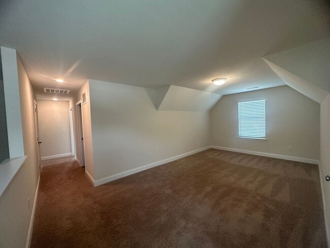 Building Photo - Spacious 4BR 3BA home in Northern Greensboro