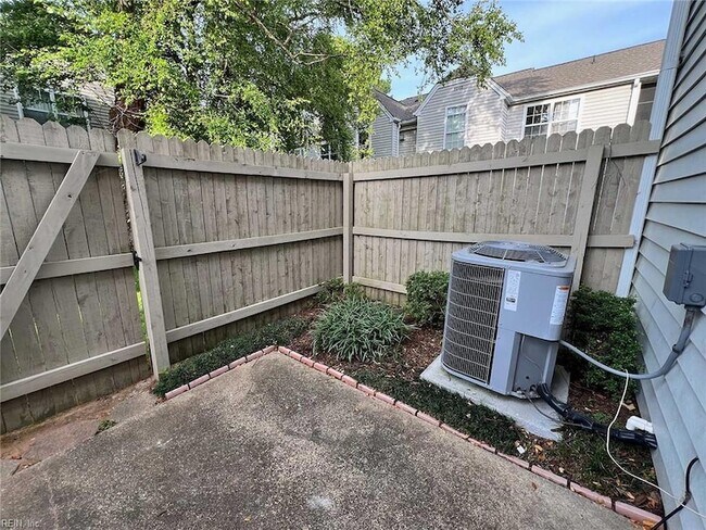 Building Photo - 4930 Cypress Point Cir