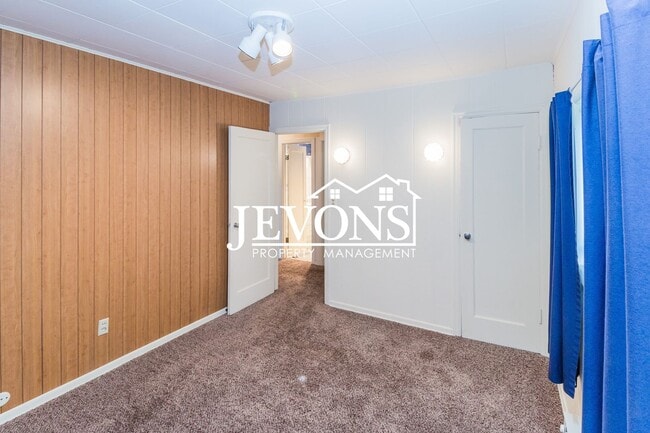 Building Photo - Jevons Property Management Presents this 2 bedroom and 1 bathroom property in the heart of Yakima