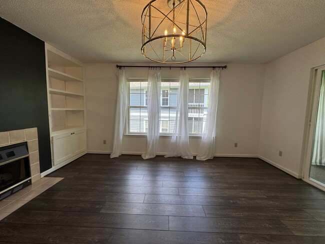 Building Photo - West AVL - Beautifully Updated Townhouse