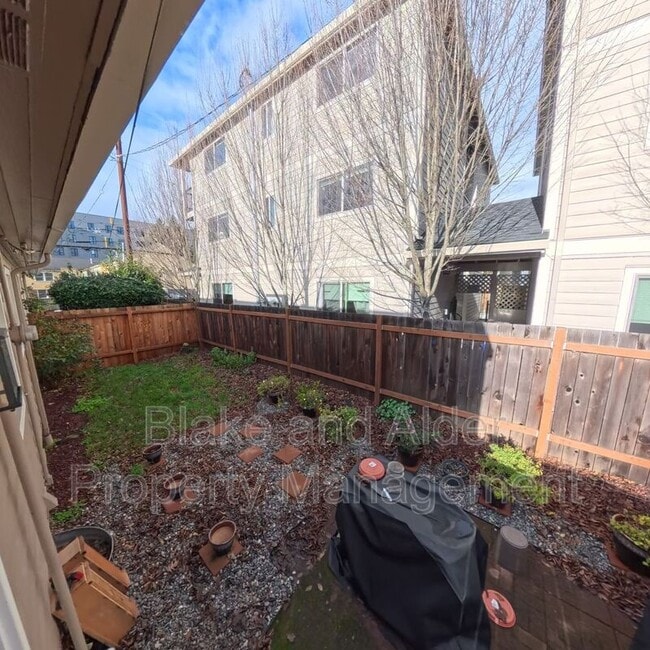 Building Photo - 1333 N Alberta St