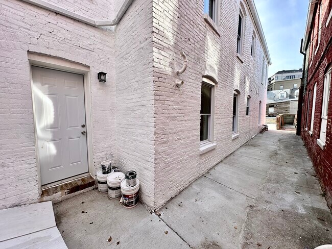 Building Photo - 312 S Eden St