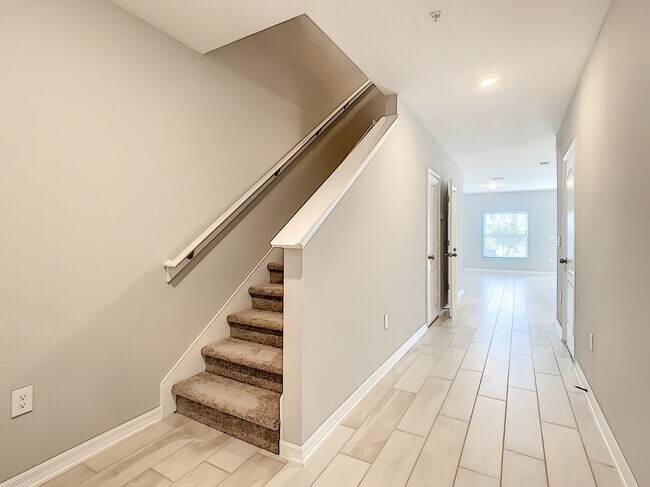 Building Photo - Stylish 3-Bedroom Townhome in Gated Sanfor...