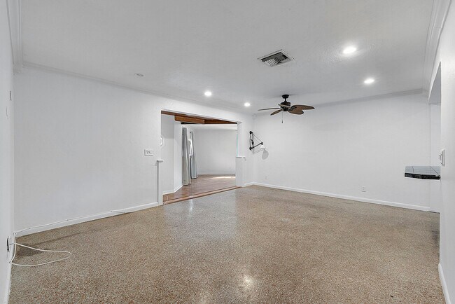 Building Photo - 181 SE 30th Ave