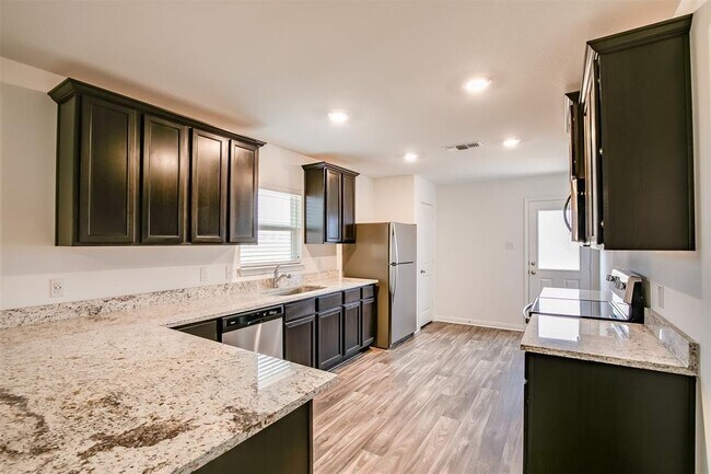 Building Photo - 609 Riverdale Dr