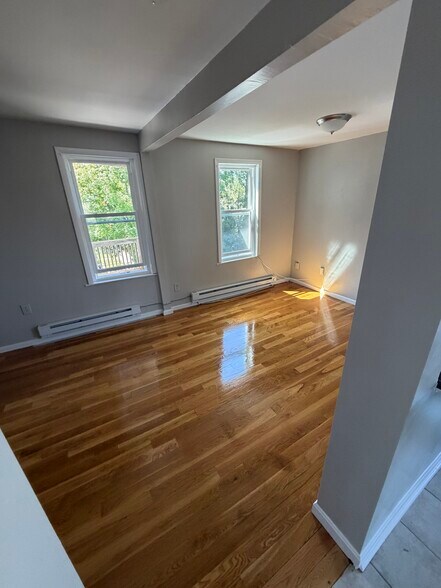Building Photo - 117 Wrentham St