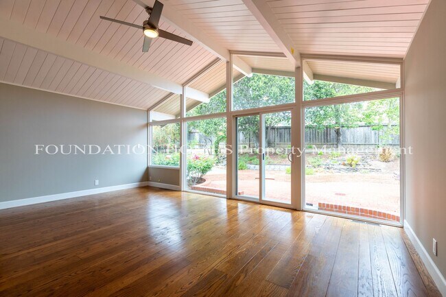 Building Photo - Beautifully Maintained 3BR Home with Vault...