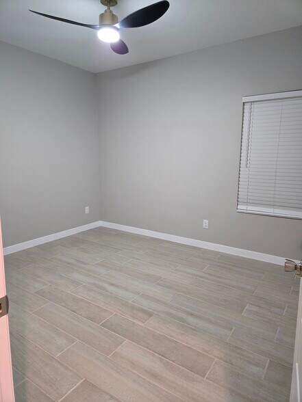 Building Photo - 705 Deanne Dr