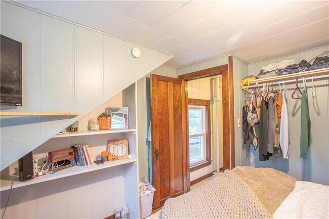 Building Photo - 3 bedroom, 1 bathroom Home With Garage