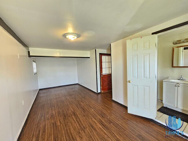 Building Photo - 4 Bedroom, 3 Bath HOUSE with a detached 1 Bedroom and 1 bath in Lakeland *MOVE-IN SPECIAL*