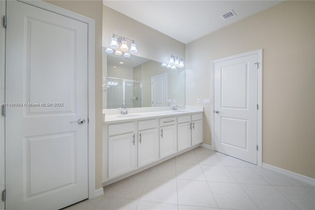 Building Photo - 925 Banyan Dr