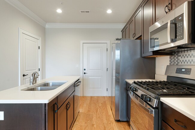 Building Photo - 3 bed/2.5 Bath.  Midtown. Undergrad OK Pet...