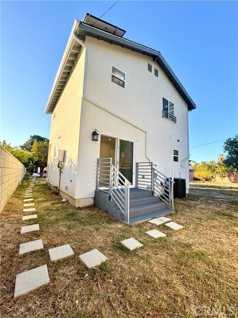 Building Photo - 9318 Encino Ave