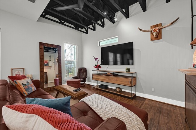 Building Photo - 1107 W 21st St