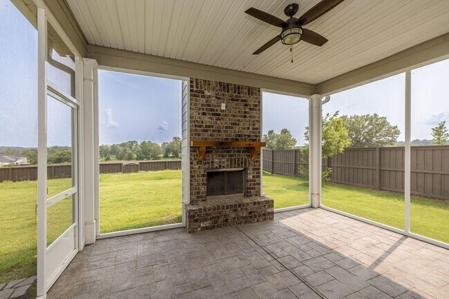 Building Photo - Like New Home in Evans