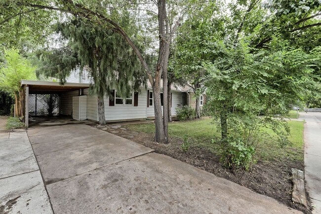 Building Photo - Amazing 3 Bed / 1.5 Bath Ranch Near CSU – Large Fenced Yard | Pets Welcome | Students Welcome