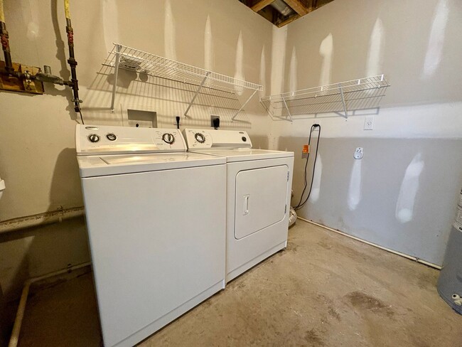 Building Photo - 3 Bedroom 2.5 Bathroom in York!