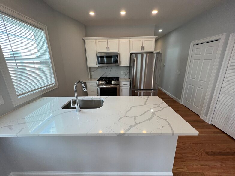 Building Photo - 126 Cross St