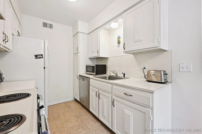 Building Photo - 6814 S Toledo Ave