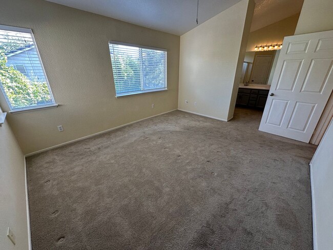 Building Photo - Beautiful 4 Bedroom, 2.5 Bath Tracy Home