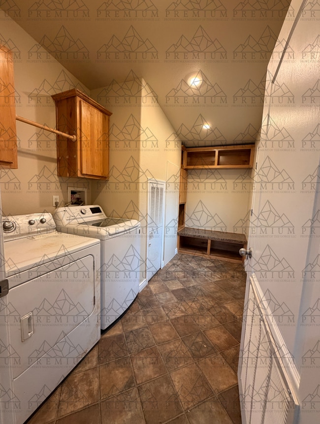 Building Photo - 3 Bedroom 2 Bathroom - Hood River