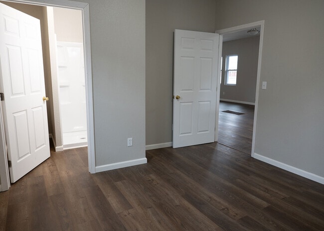 Building Photo - 115 E 6th St