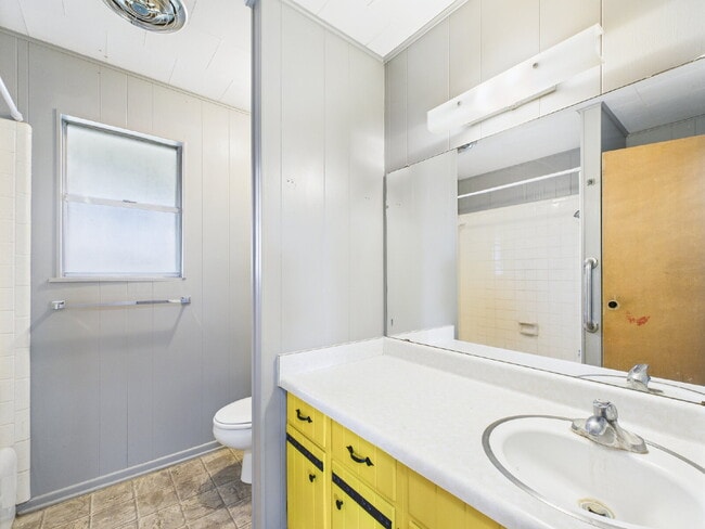 Building Photo - "Charming 1-Bedroom Haven in Fredericksbur...