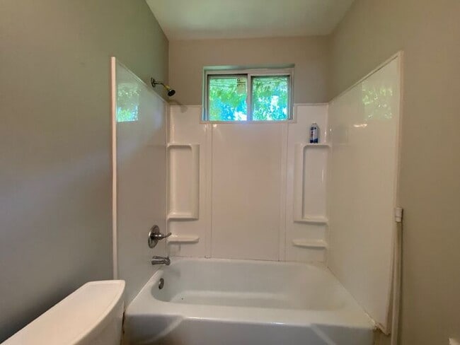 Building Photo - Lovely 2 Bed Duplex by Fisk - 5 Min From Downtown