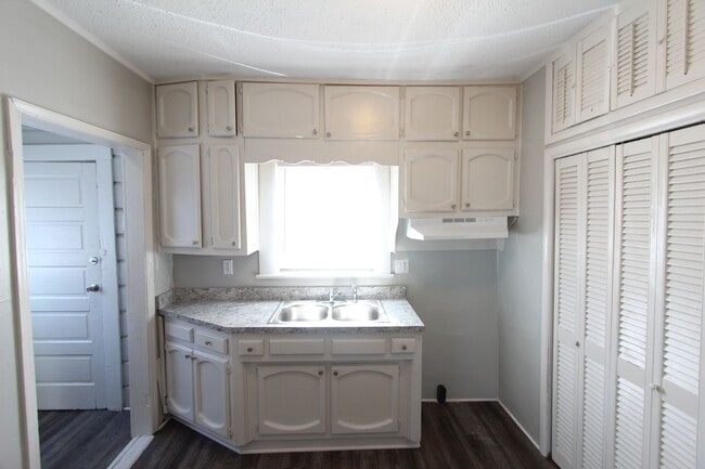 Building Photo - New On The Market with Fresh Updates!!