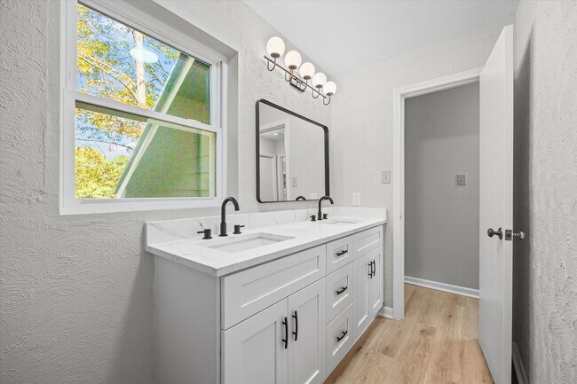 Building Photo - Beautifully updated and freshly painted 3-...
