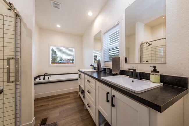 Building Photo - 523 W Vance Dr