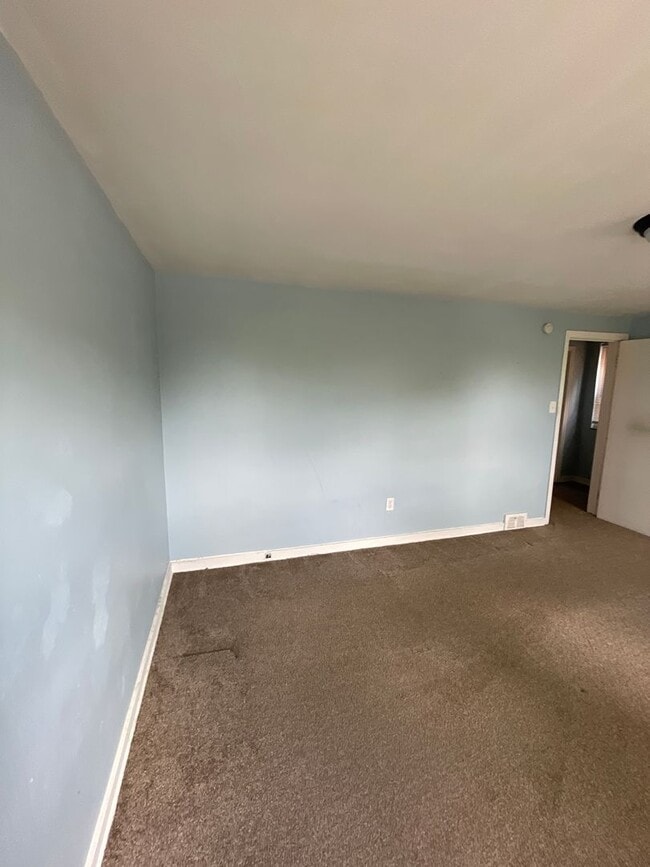 Building Photo - 2 bed 1.5 bath home in Pittsburgh Pa!