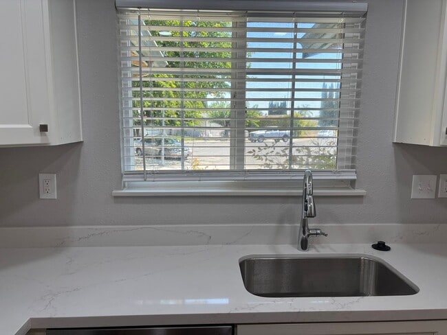 Building Photo - Terrific Brentwood location at the end of ...