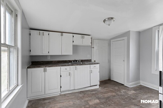 Building Photo - Charming 1BR Duplex in Salem