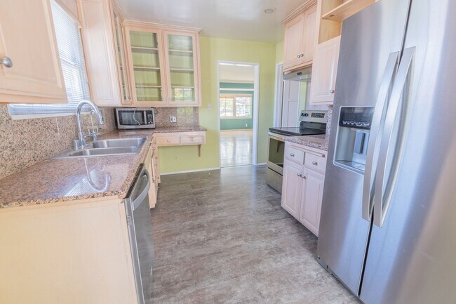 Building Photo - Beautiful 3 bed 1 bath house