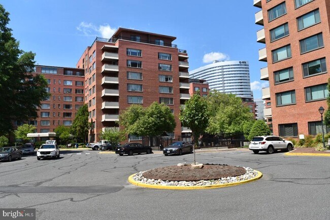 Building Photo - 1111 Arlington Blvd