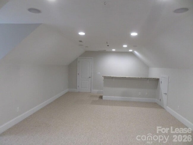 Building Photo - 421 Greenbay Rd