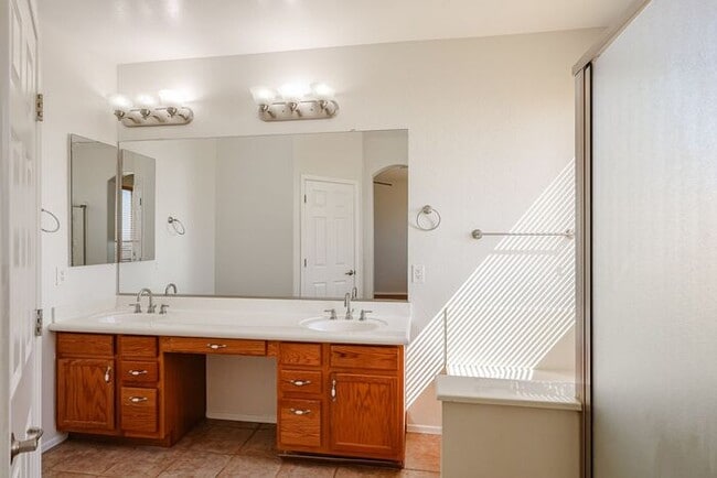 Building Photo - MOVE IN SPECIALS!! Charming 4 Bed 2 bath 2 Car Garage Home in the heart of Peoria