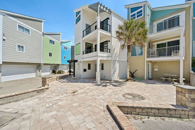 Building Photo - The townhome with ocean views from every room