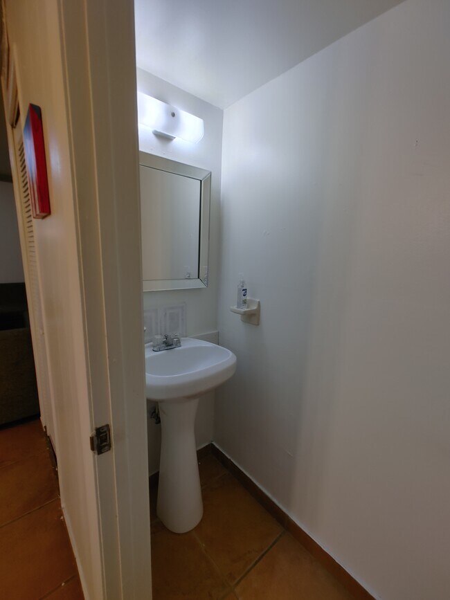 Building Photo - 1901 NW S River Dr