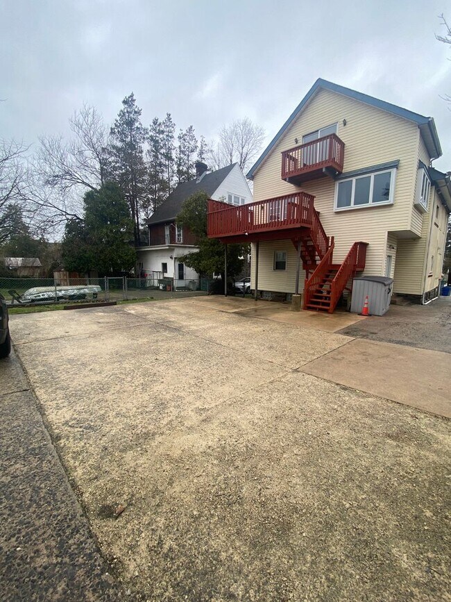 Building Photo - 233 S State Rd