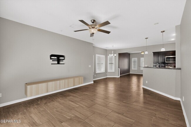 Building Photo - 320 S Manzanita Dr