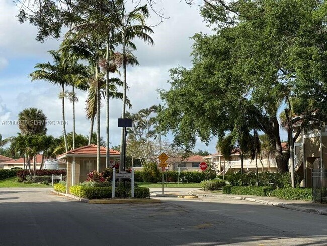 Building Photo - 9956 Twin Lakes Dr