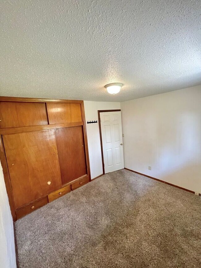Building Photo - 2 Bedroom, 1 Bath Duplex on Outskirts of Loveland, CO