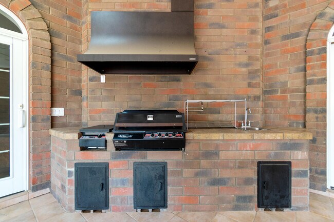 Building Photo - 8423 E Thunderbird Rd