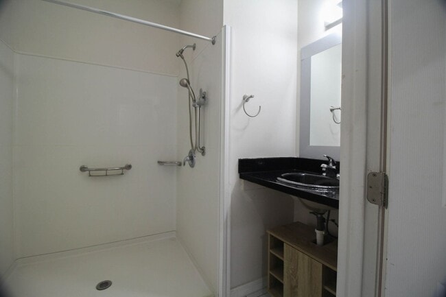 Building Photo - 224 Highland Meadows Ave