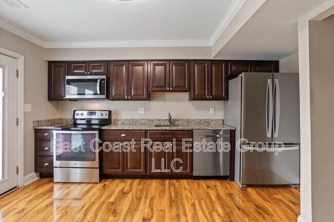 Building Photo - 575 Lancaster Pl