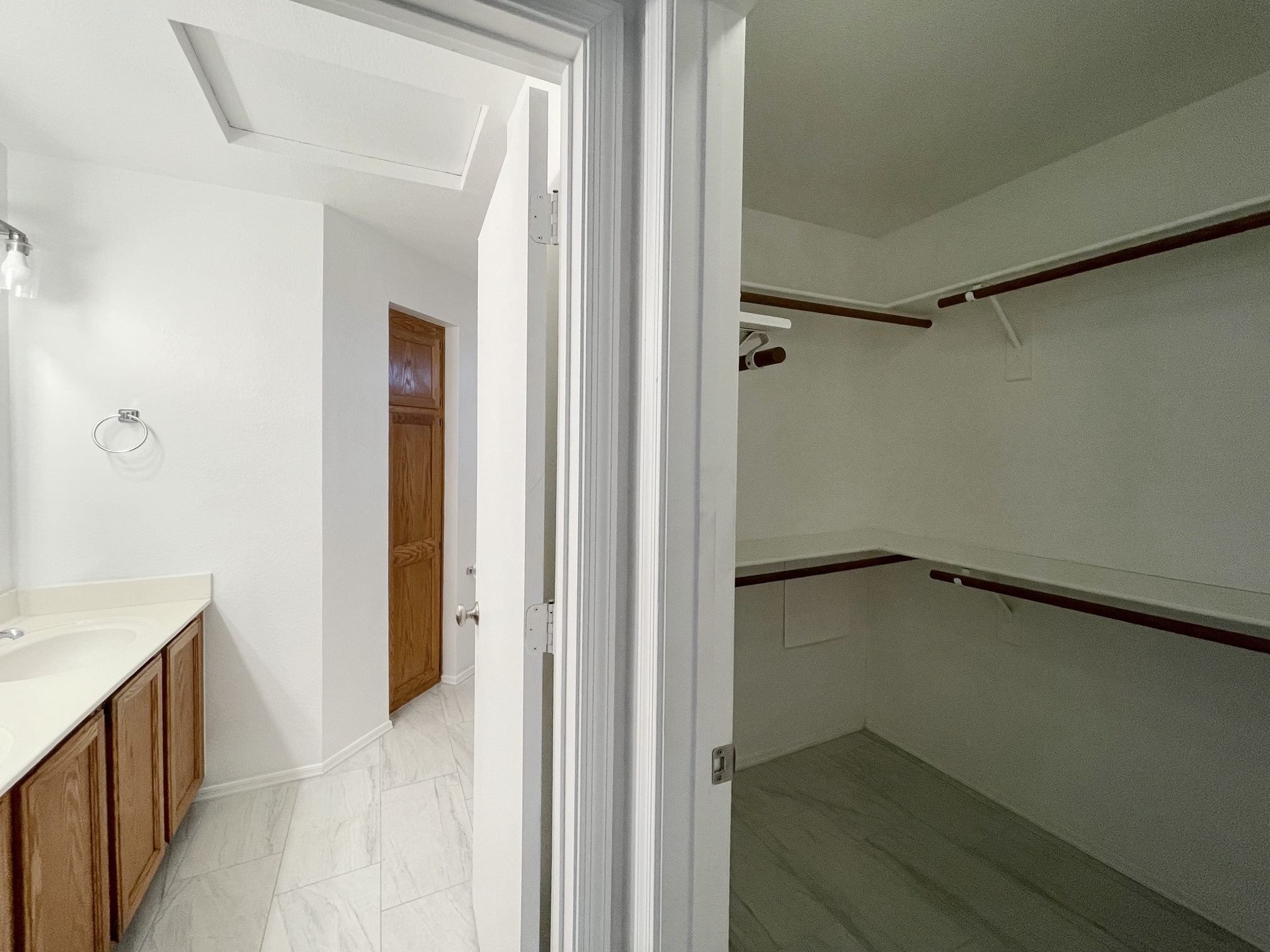 Building Photo - 1120 N Val Vista Dr