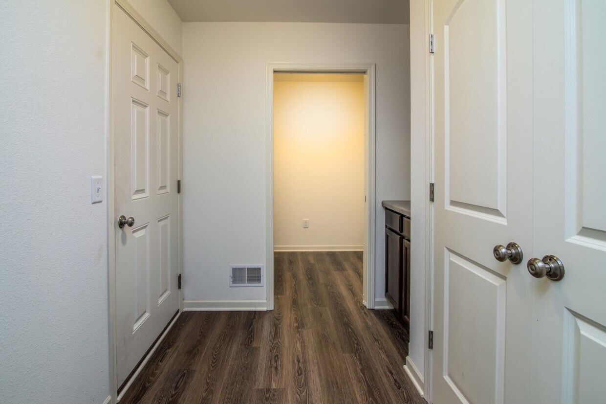 Building Photo - 501 Cobblestone Way