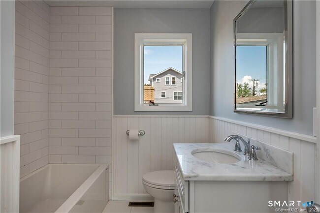 Building Photo - 6 Leeway Dr